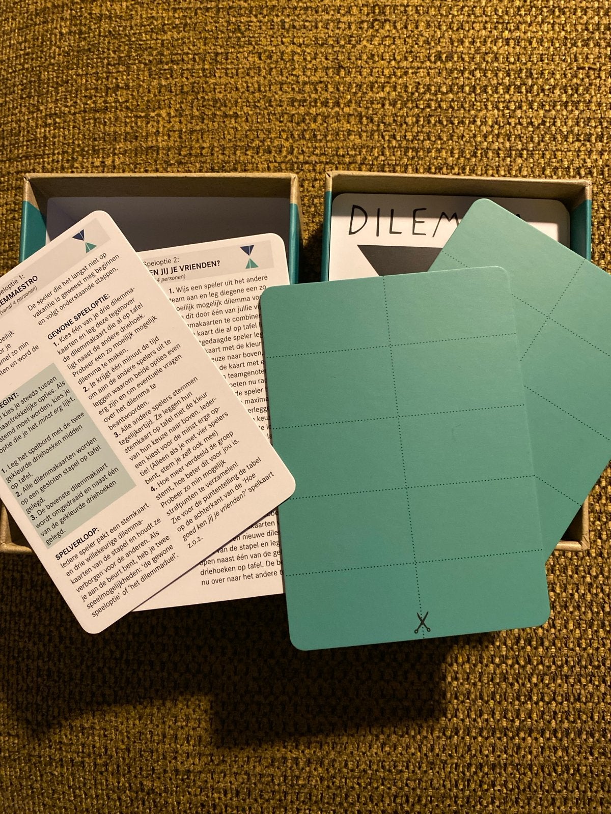 Het Grote Dilemma op Dinsdag Spel - Ultieme Editie, Drie of vier spelers, Ophalen of Verzenden, Zo goed als nieuw