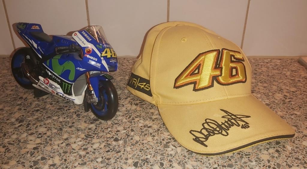 Schaalmodel yamaha race motor van valentino rossi + pet, Ophalen of Verzenden, Motor