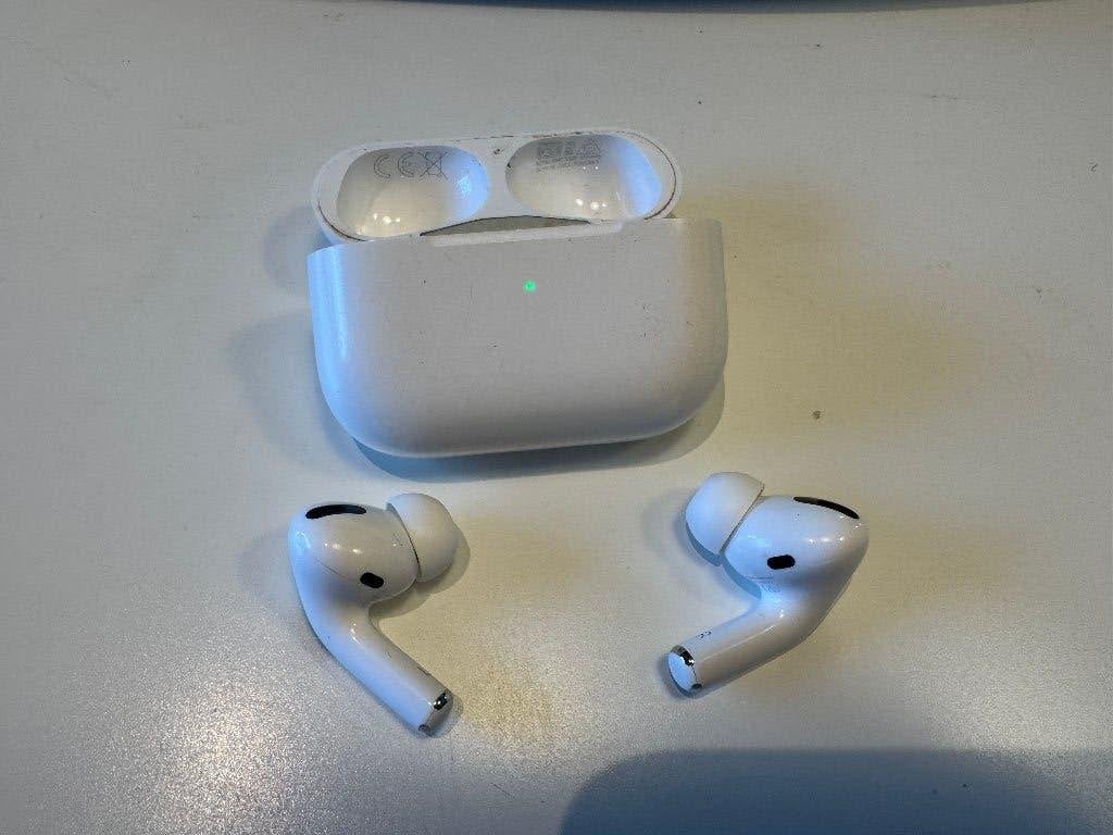 AirPods Pro: 1 jaar oud - Oordopjes + Case + kabel, Telecommunicatie, Ophalen, Bluetooth, In gehoorgang (in-ear), Zo goed als nieuw