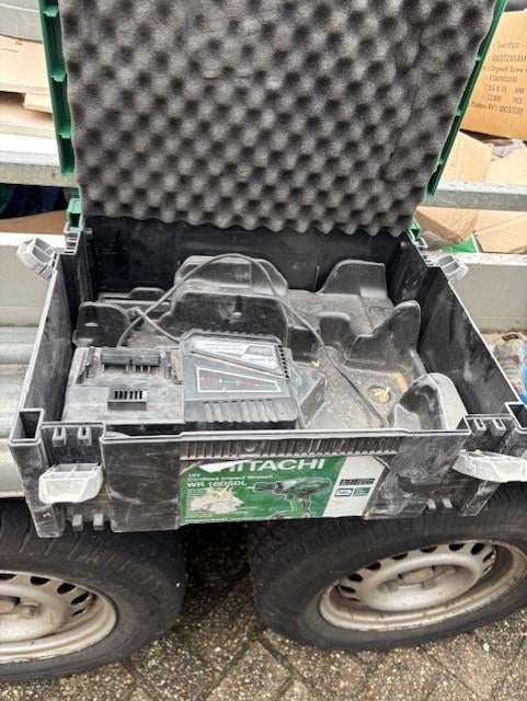 Te koop lader Hitachi met opbergbox schroefmachine, Ophalen, Gebruikt, Boor- en Schroefmachine