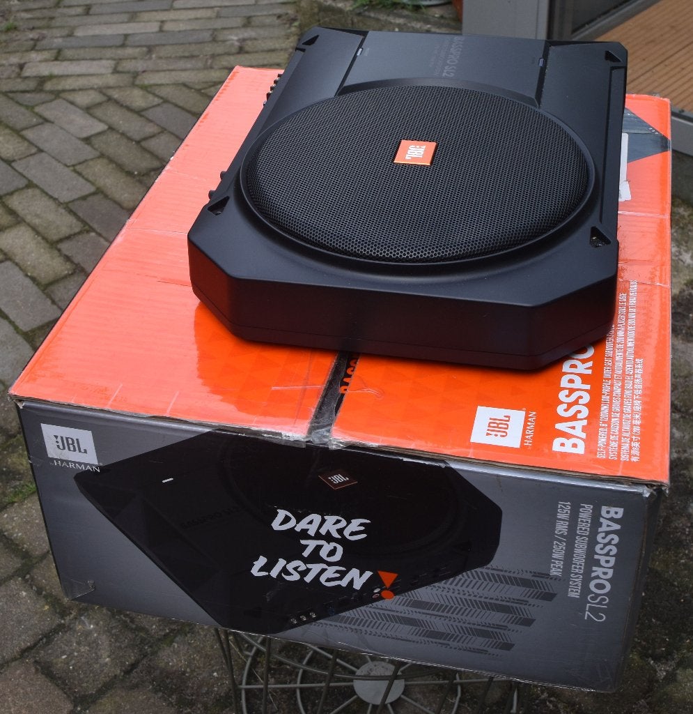 Te koop een zgan JBL Underseat Subwoofer Basspro SL2, Ophalen of Verzenden, Zo goed als nieuw, 120 tot 150 watt, Subwoofer