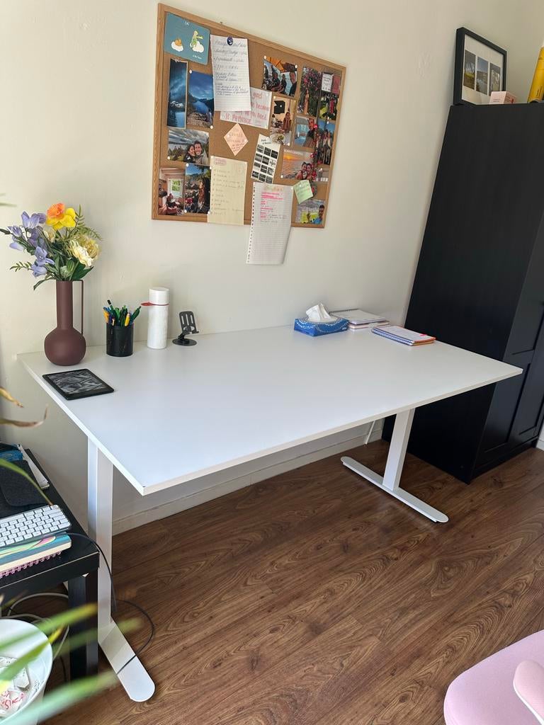 Modern Wit Bureau, Huis en Inrichting, Bureaus, Ophalen, Spaanplaat of MDF, In hoogte verstelbaar, Zo goed als nieuw