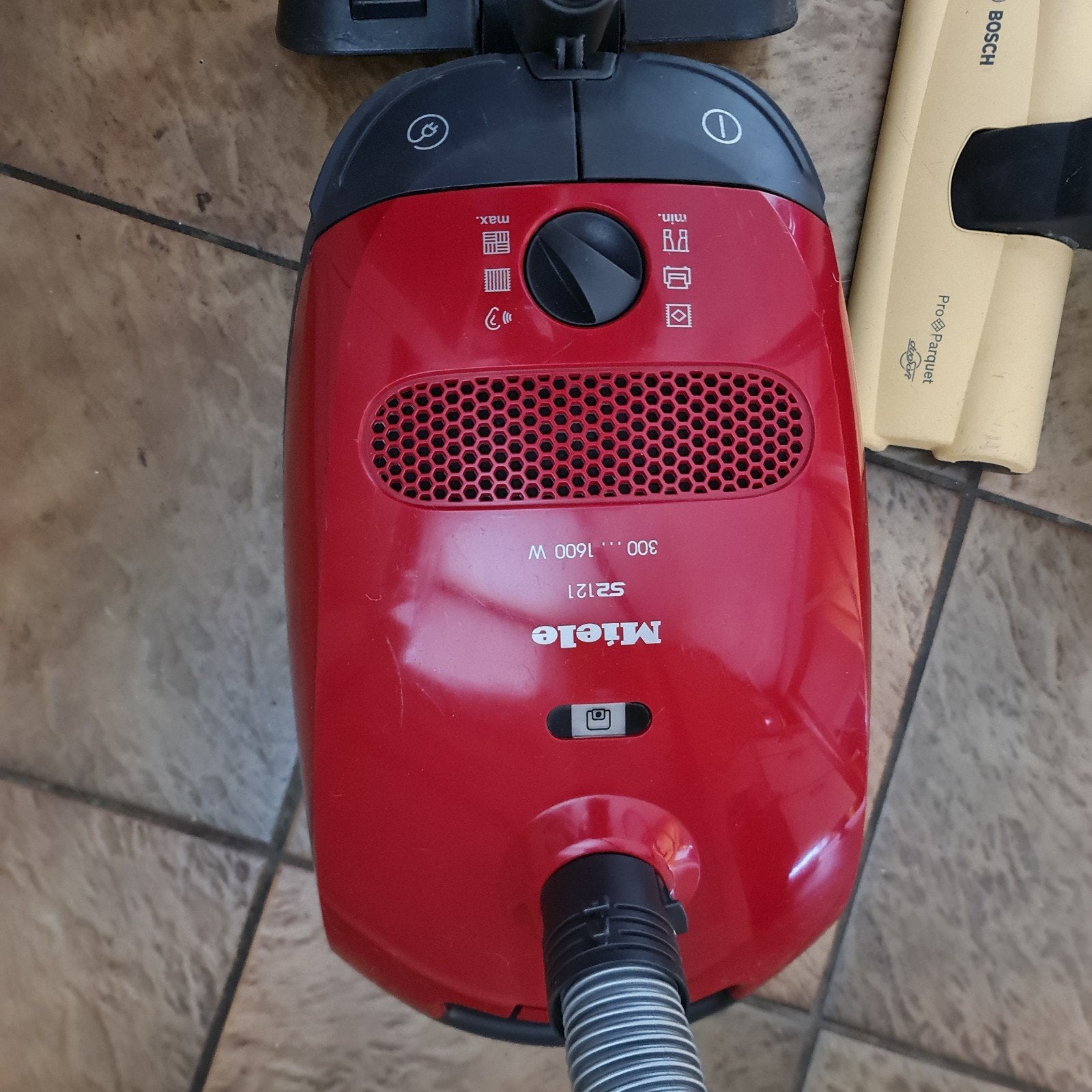 Miele S2121 rood, Gebruikt, Inclusief accessoires, Miele, Sledestofzuiger