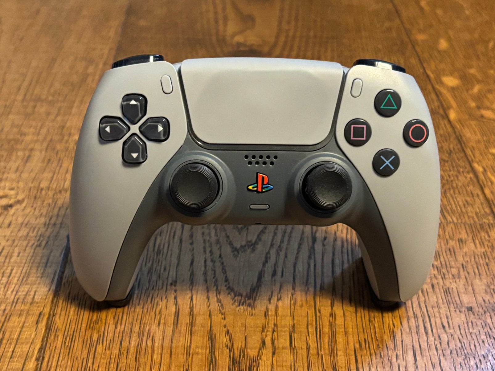 Foto 2 van PS5 Controller Onzichtbare Standaard - Op maat gemaakt