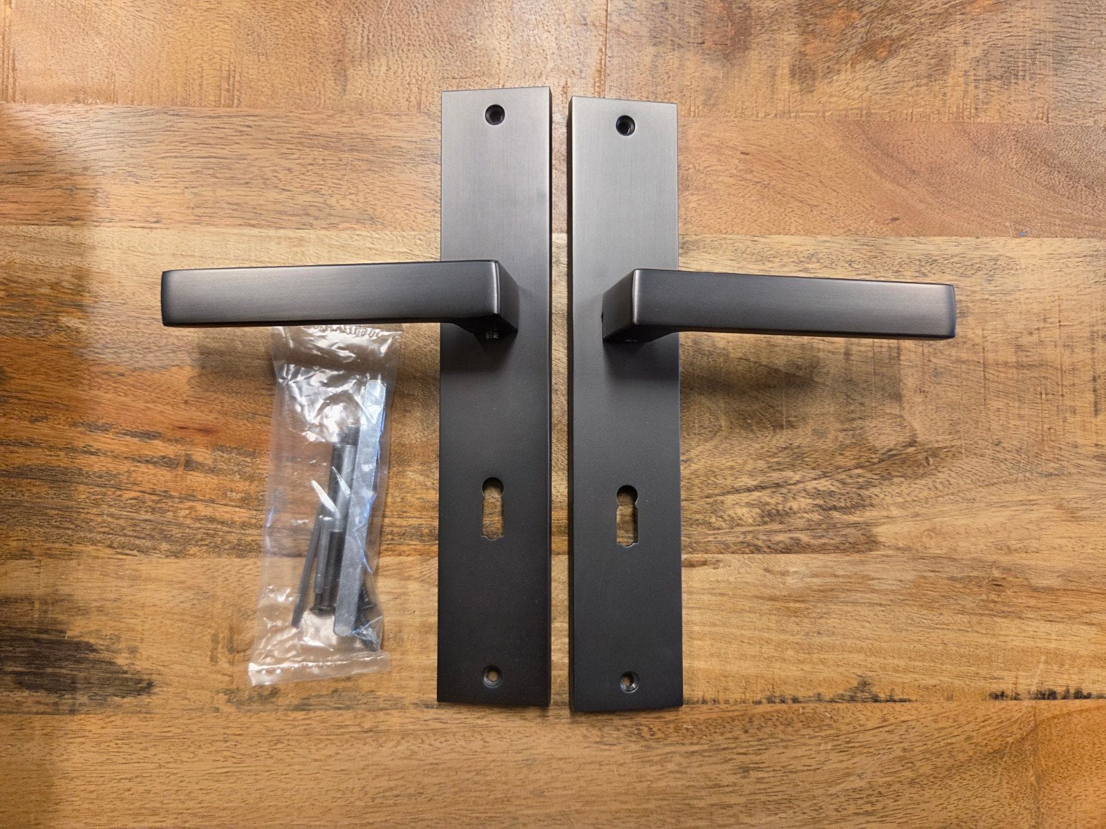 Nieuwe Intersteel Deurkruk Hera op schild - Antraciet, Ophalen of Verzenden, Nieuw, Overige materialen, Klink of Kruk