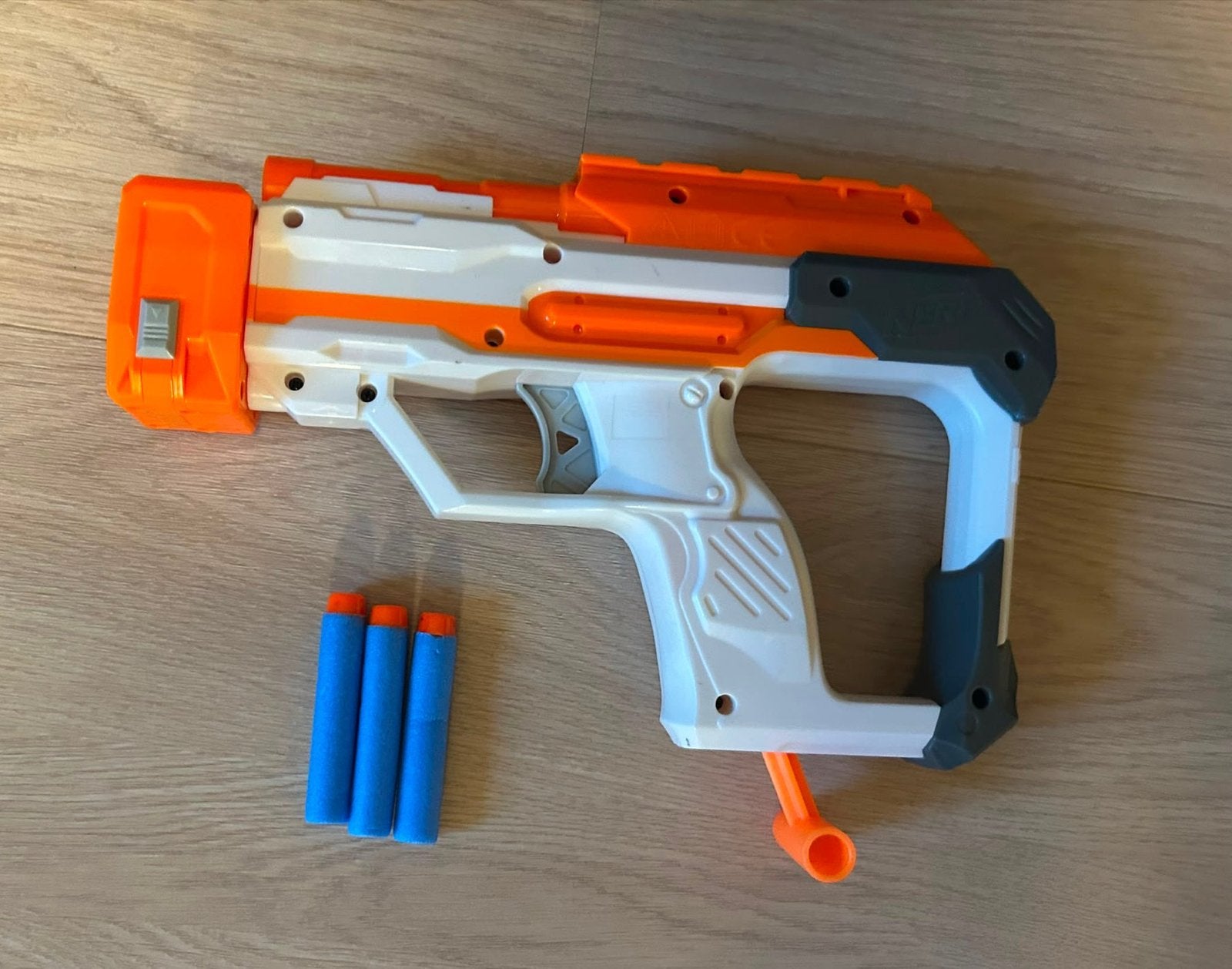 Nerf Blaster met pijltjes - Wit/Oranje, Ophalen, Gebruikt, Jongen of Meisje