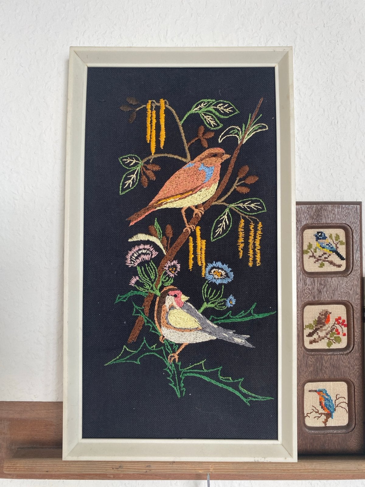 Vintage geborduurd schilderij met vogels en bloemen, Ophalen of Verzenden