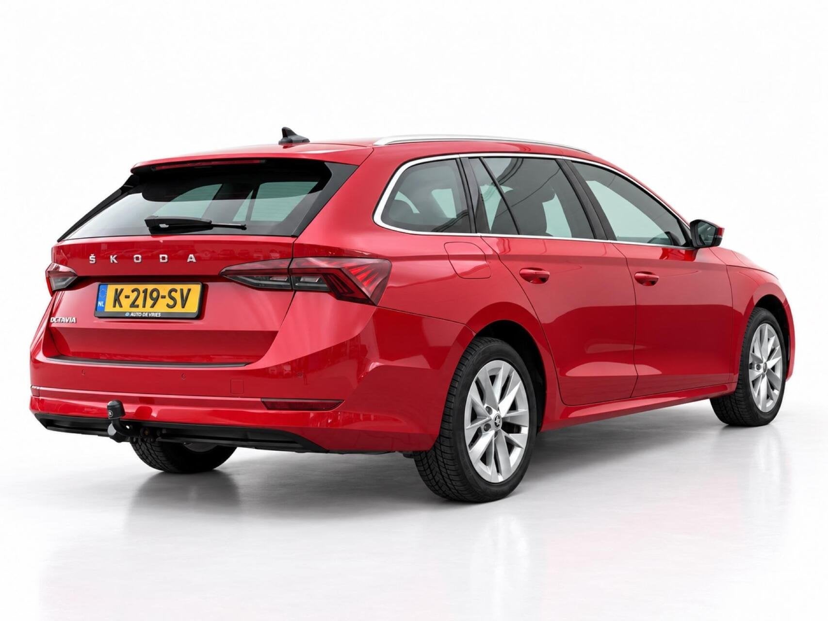 Skoda Octavia Combi 1.5 TSI 150pk First Edition | Navigatie, Dealer onderhouden, Stof, 4 cilinders, 150 pk