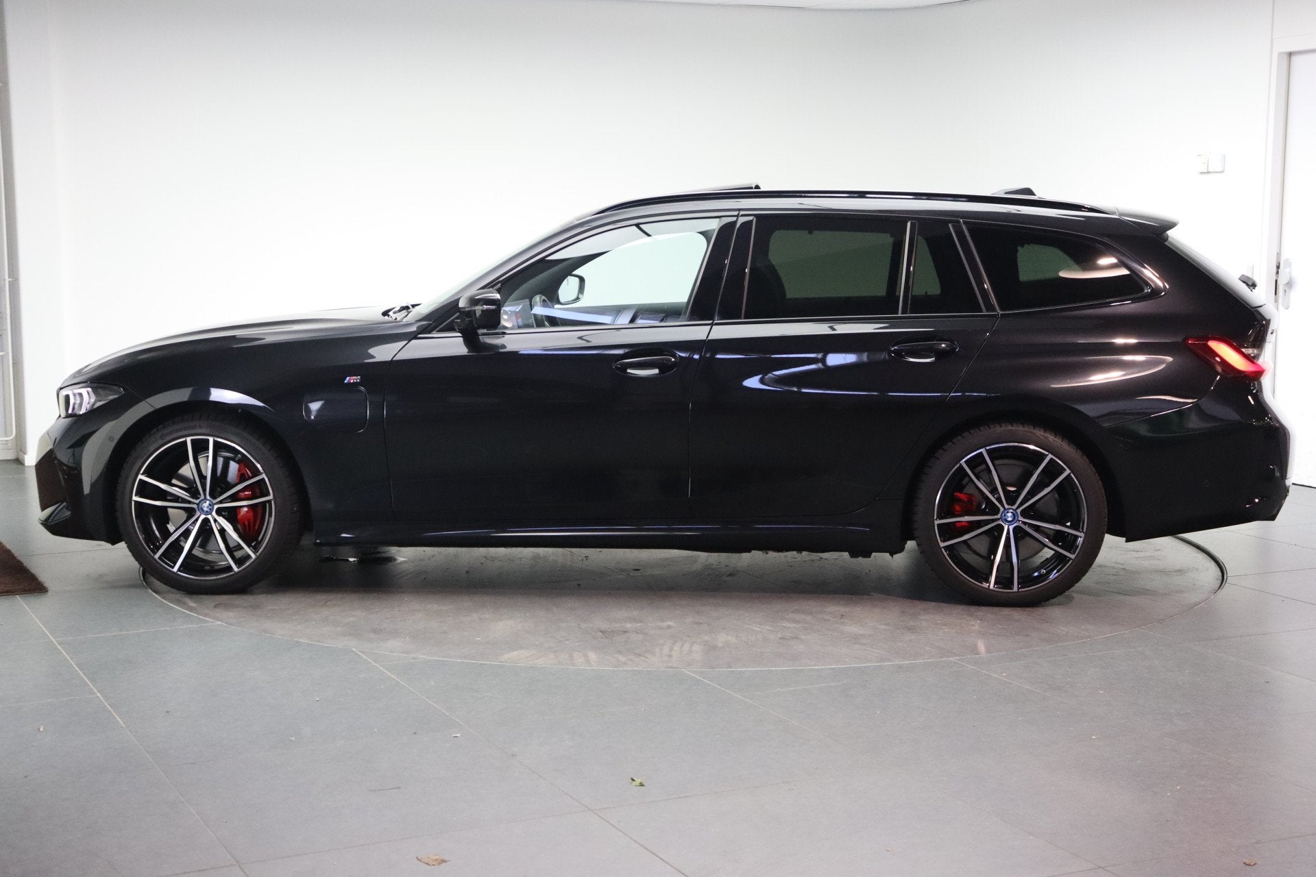 BMW 3 Serie Touring 330e xDrive M Sport Automaat / Panoramad, Auto's, Gebruikt, 4 cilinders, Met garantie (alle), Zwart