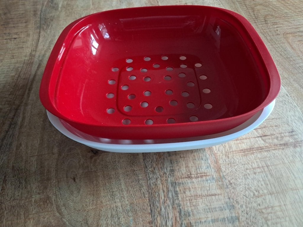Tupperware Allegra schaal met vergiet Rood-Wit 133ML, Nieuw, 133 ml, Ophalen of Verzenden, Bak of Kom