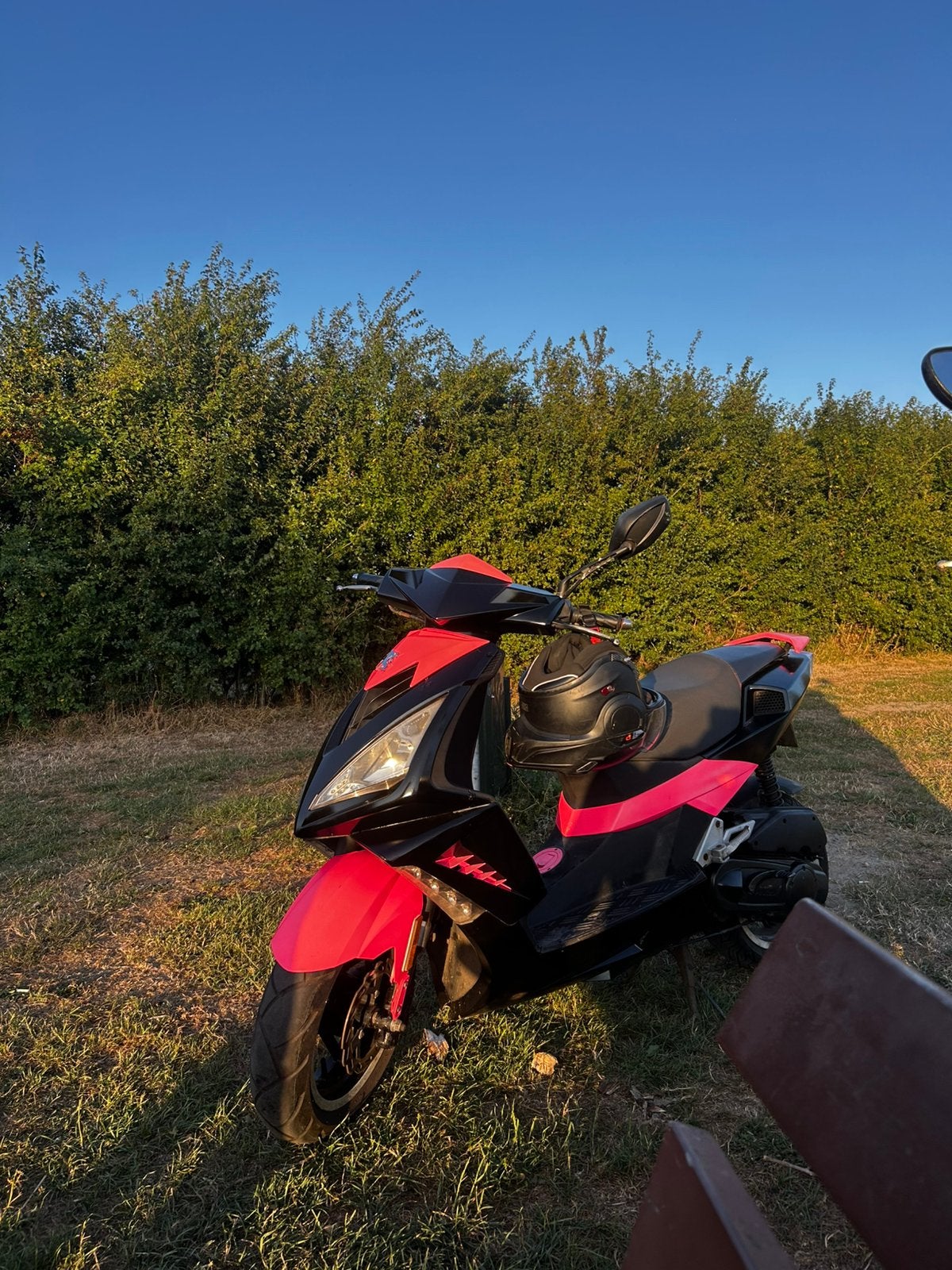 Peugeot speedfight 3, 2t. Zwart met neon roze, geel kenteken, Fietsen en Brommers, Brommers | Peugeot, Ophalen, Gebruikt, Overige modellen
