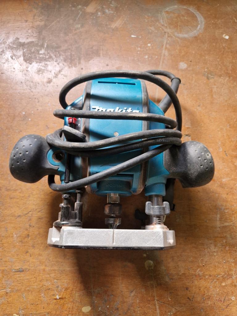 Makita bovenfrees RP0900, Ophalen, Gebruikt, Elektrisch, Makita