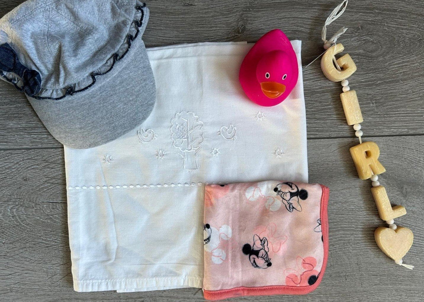 Baby set: mutsje, doek, badeend en 'GIRL' decoratie, Ophalen of Verzenden, Zo goed als nieuw