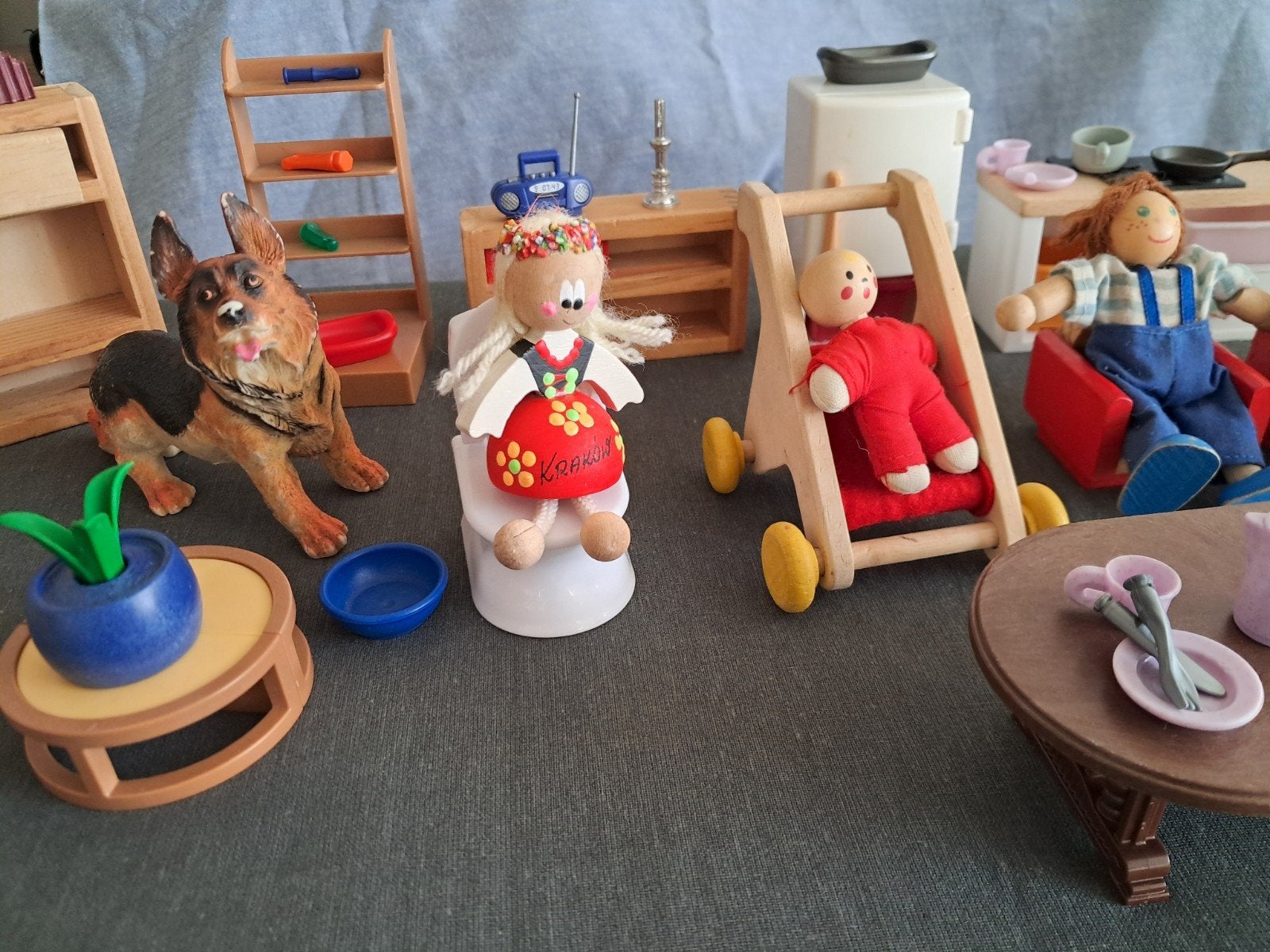Foto 17 van Groot Playwood Poppenhuis met Meubels Poppetjes & Accessoire