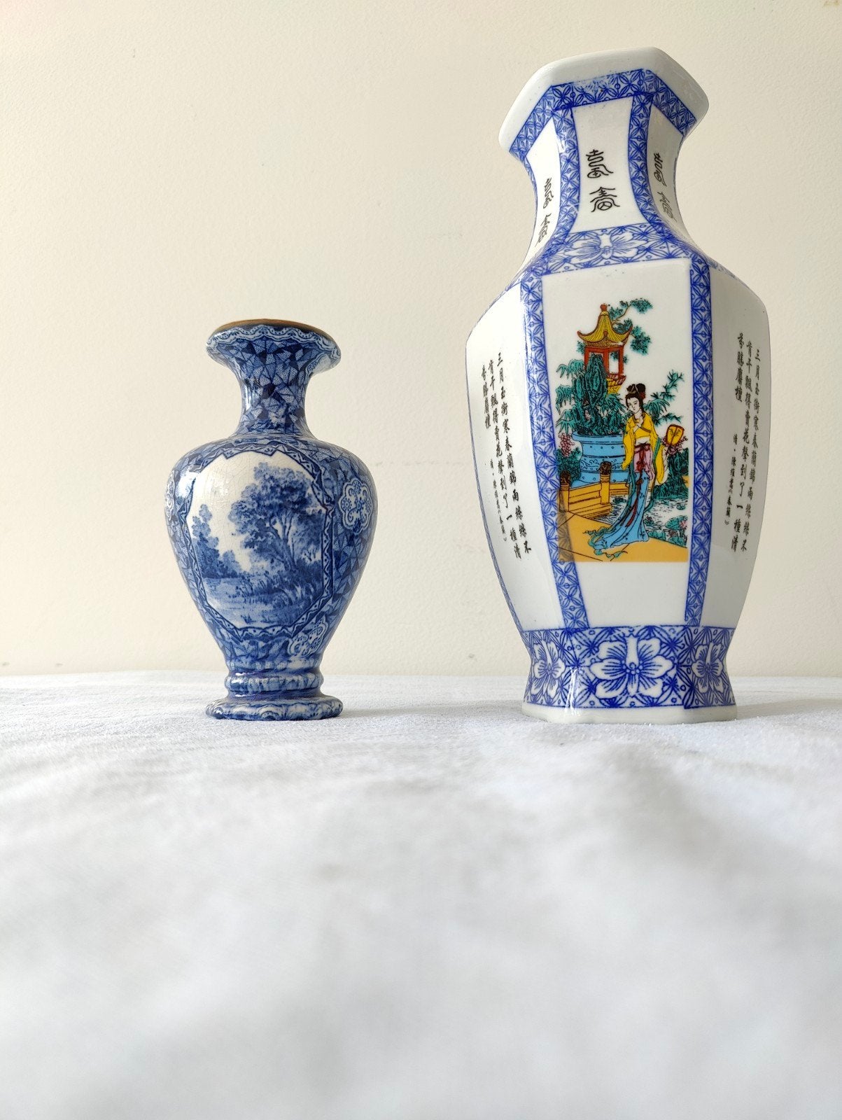 2 blauw-witte vazen: Villeroy & Boch en Chinees, Antiek en Kunst, Antiek | Vazen, Ophalen of Verzenden