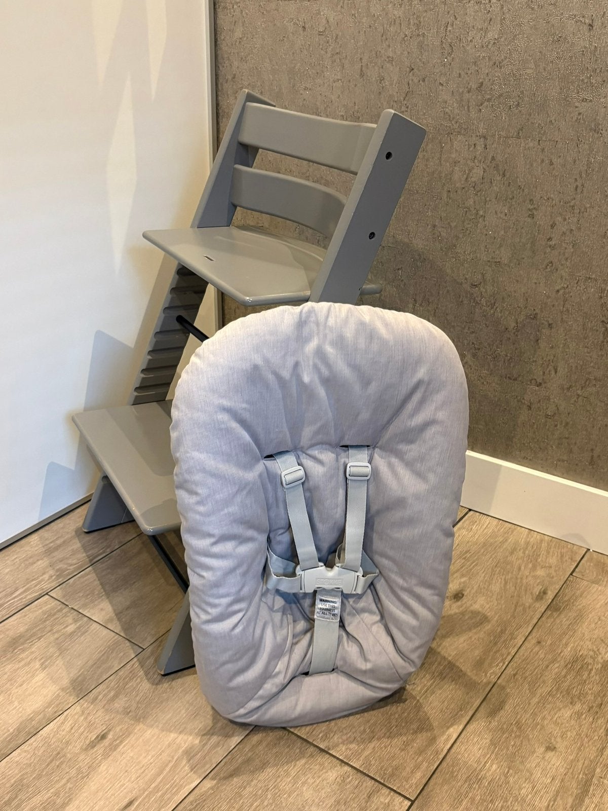 Stokke Tripp Trapp grijs + nieuwste Newborn Set (2 standen), Kinderen en Baby's, Kinderstoelen, Ophalen of Verzenden, Zo goed als nieuw