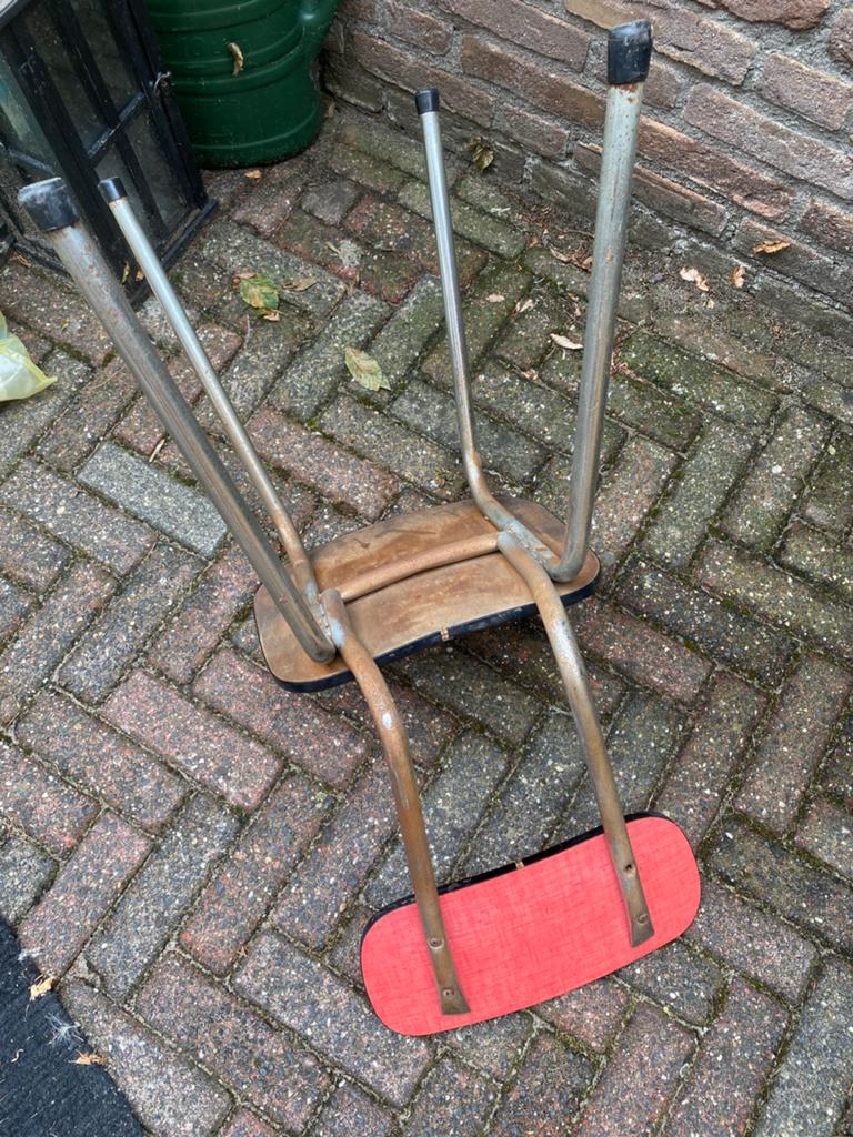 Stoeltje met rood formica, Ophalen