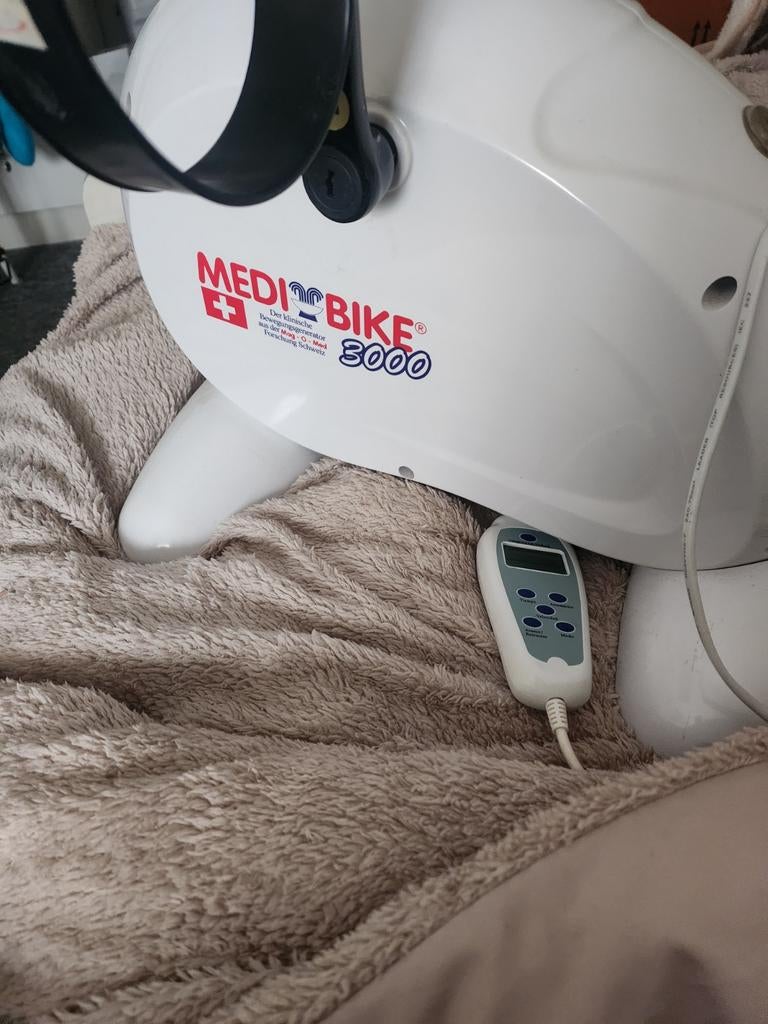 Medi Bike 3000 - Compacte Stoelfiets voor Thuis, Sport en Fitness, Fitnessapparatuur, Gebruikt, Stoelfiets, Armen, Benen, Kunststof