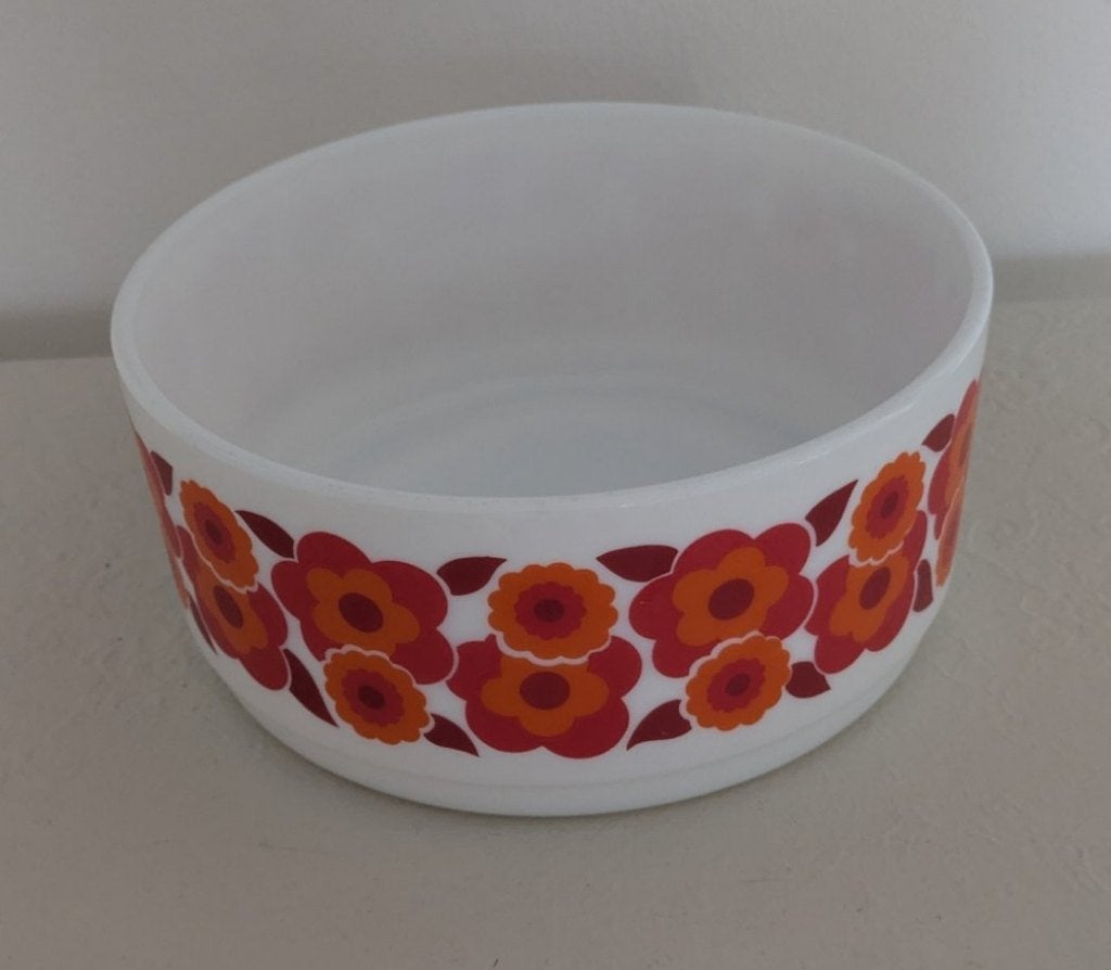 Vintage Arcopal Lotus schaal met rode oranje bloemen, Ophalen of Verzenden, Overige stijlen, Glas, Schaal of Schalen