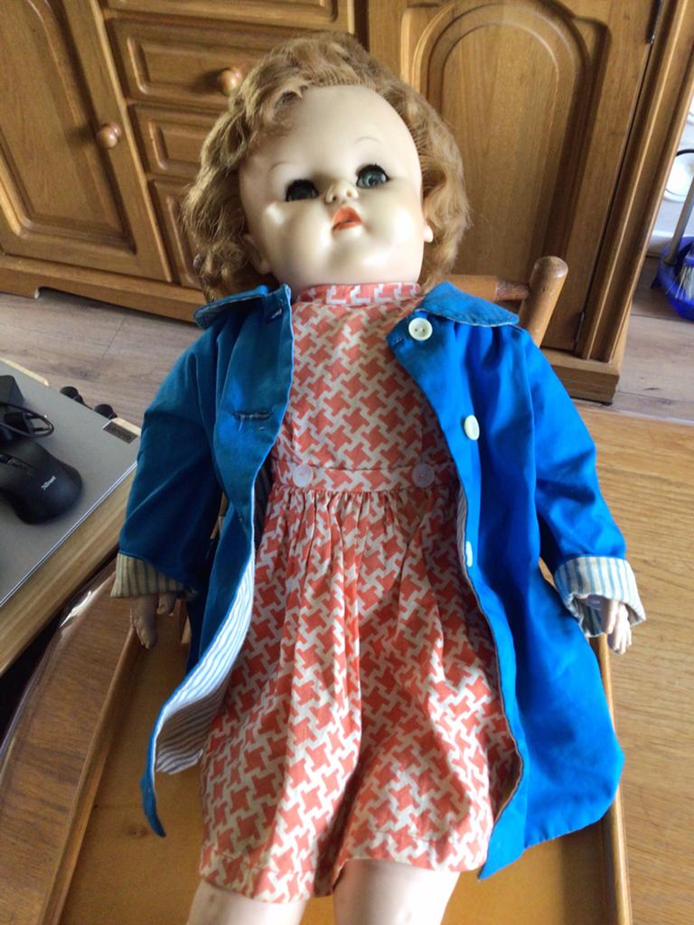 Te koop oude pop met tafelstoel, Ophalen, Gebruikt, Babypop