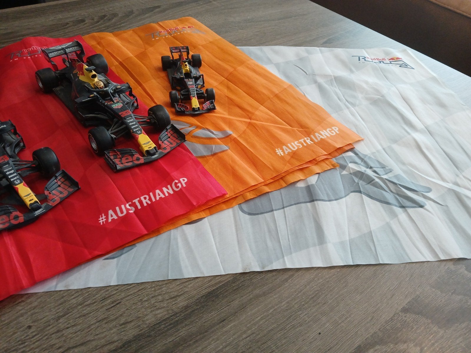 Redbull racing auto's eventueel met vlaggen, Ophalen of Verzenden, Groter dan 1:32, Auto, Overige merken