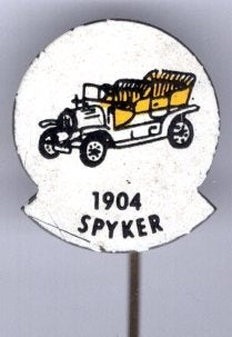 1904 Spyker geel op blik oldtimer speldje ( D_194 ), Verzamelen, Verzenden, Zo goed als nieuw, Transport, Speldje of Pin