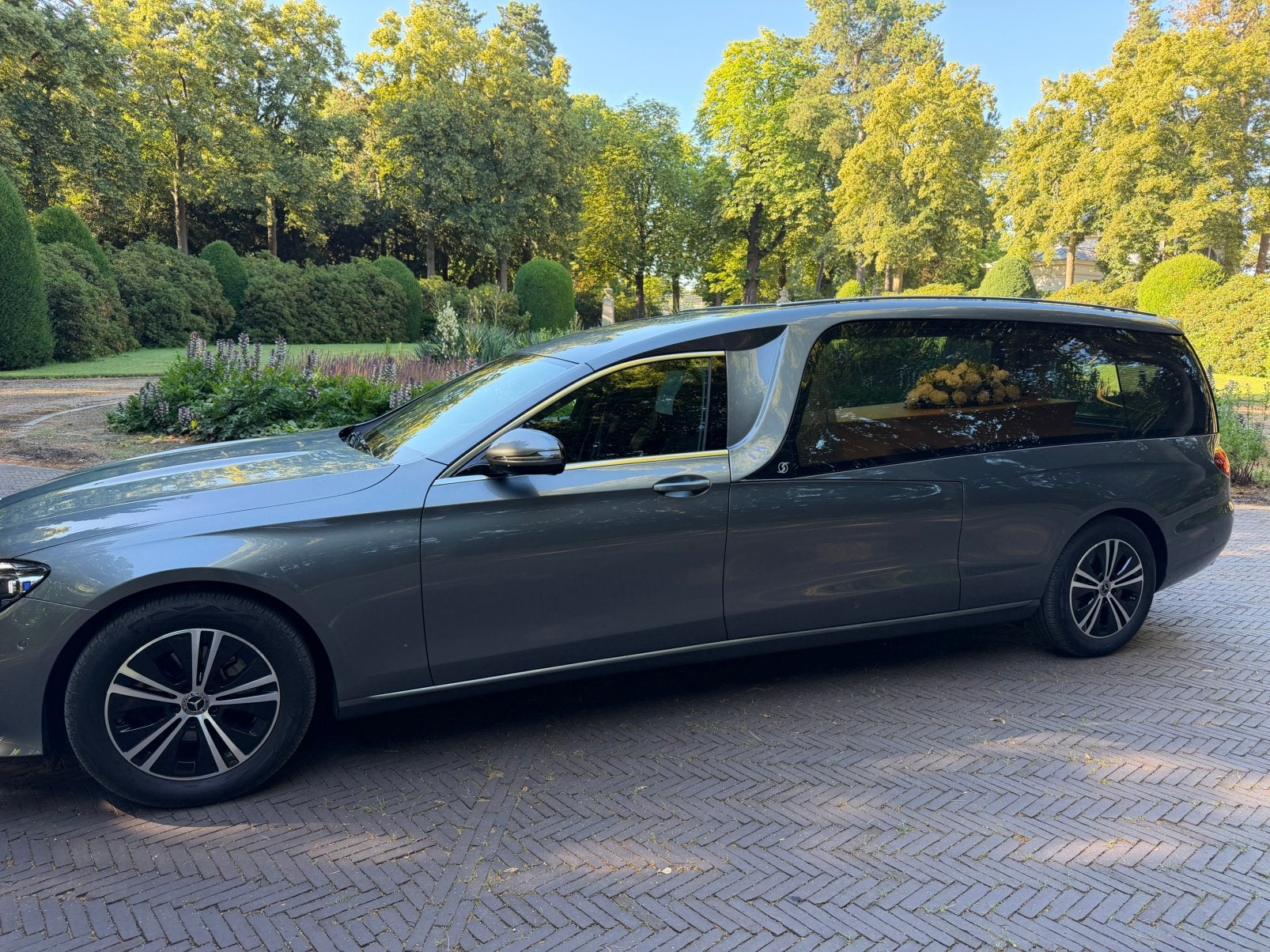 Te huur rouwauto/staatsievervoer met chauffeur., Bloemstukken en Rouwgeschenken