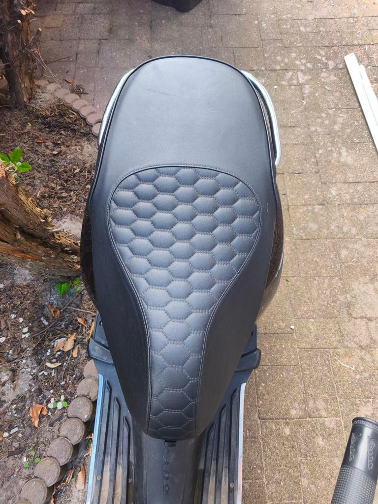 Vespa Sprint/Primavera Zadel RS patroon buddyseat., Fietsen en Brommers, Brommeronderdelen | Scooters, Zo goed als nieuw, Vespa