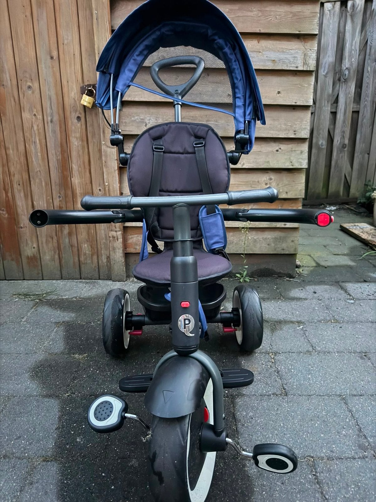 Q Play driewieler met duwstang en zonnekap, Ophalen, Zo goed als nieuw, Duwstang