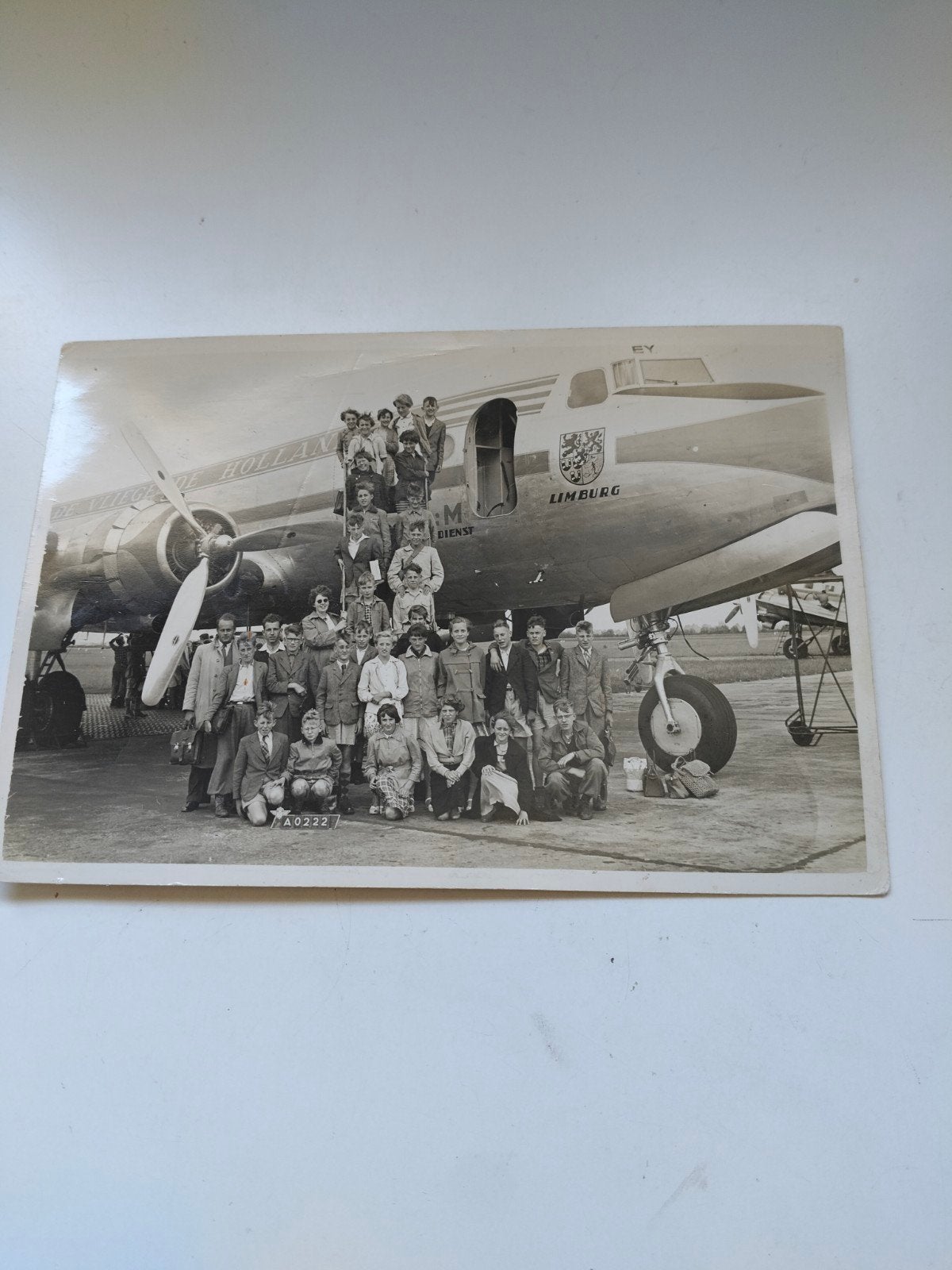 Vintage foto: Groep mensen bij KLM vliegtuig 'Limburg', Gebruikt, Verzenden, Foto, Voor 1940