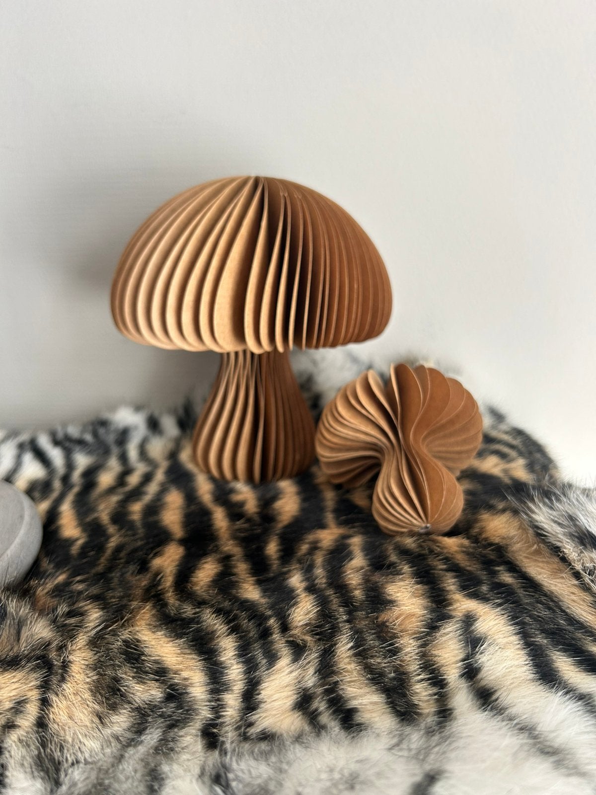 Herfst papieren paddenstoelen bruin 2 stuks, Kinderen en Baby's, Bruin, Ophalen of Verzenden, Zo goed als nieuw, Overige typen