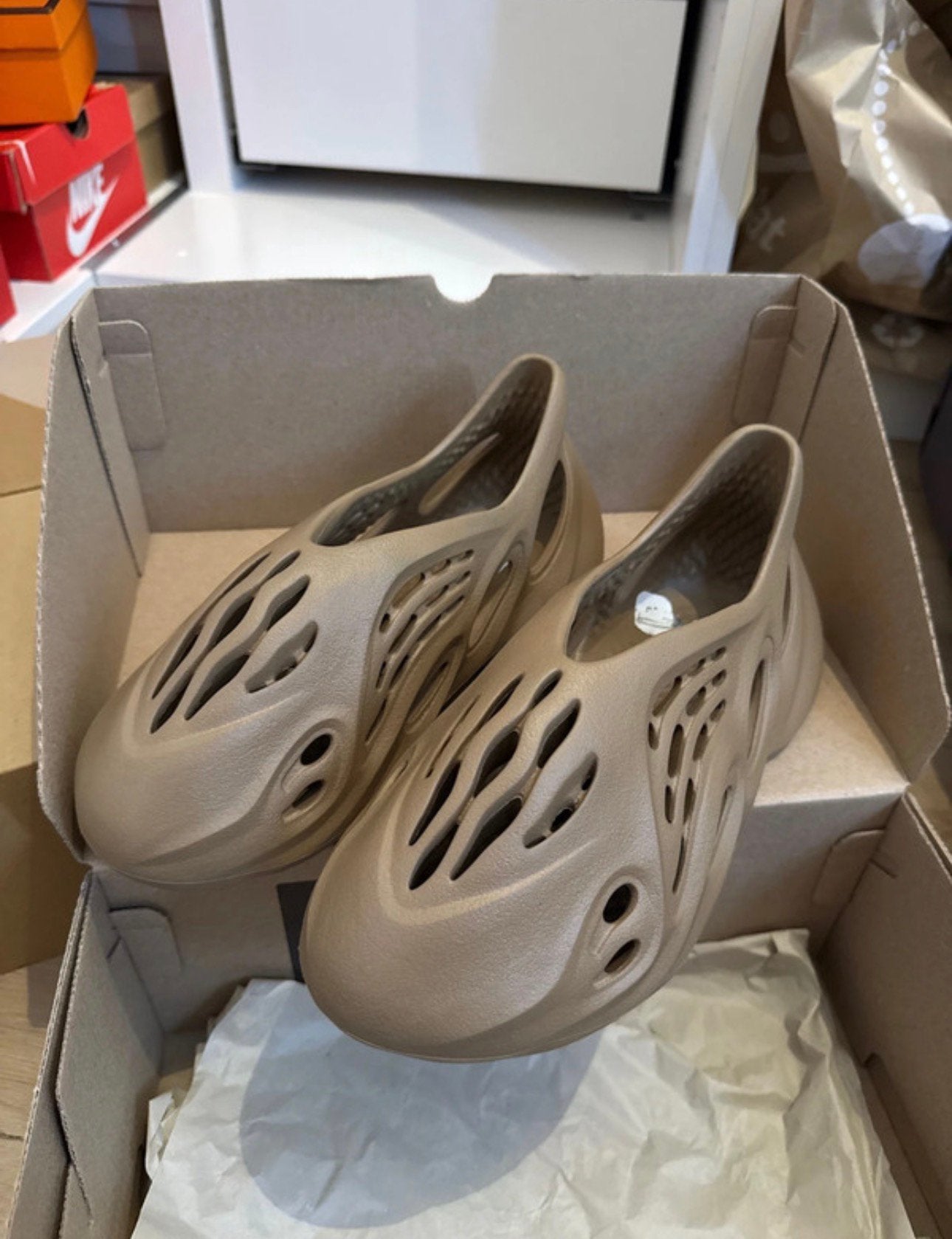 Yeezy foam 40,5, Kleding | Heren, Schoenen, Ophalen of Verzenden, Zo goed als nieuw, Zwart