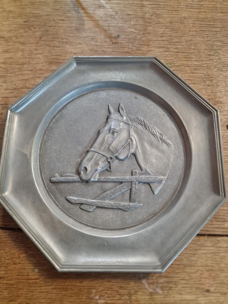 Vintage tinnen bord met paardenhoofd reliëf, Antiek en Kunst, Ophalen