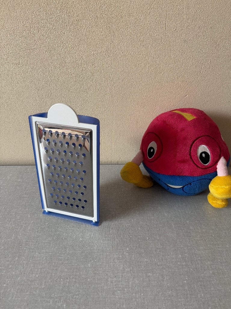 NIEUWSTAAT  rasp staand met ML aanduiding TUPPERWARE, Huis en Inrichting, Keuken | Tupperware, Blauw, Overige typen, Ophalen of Verzenden