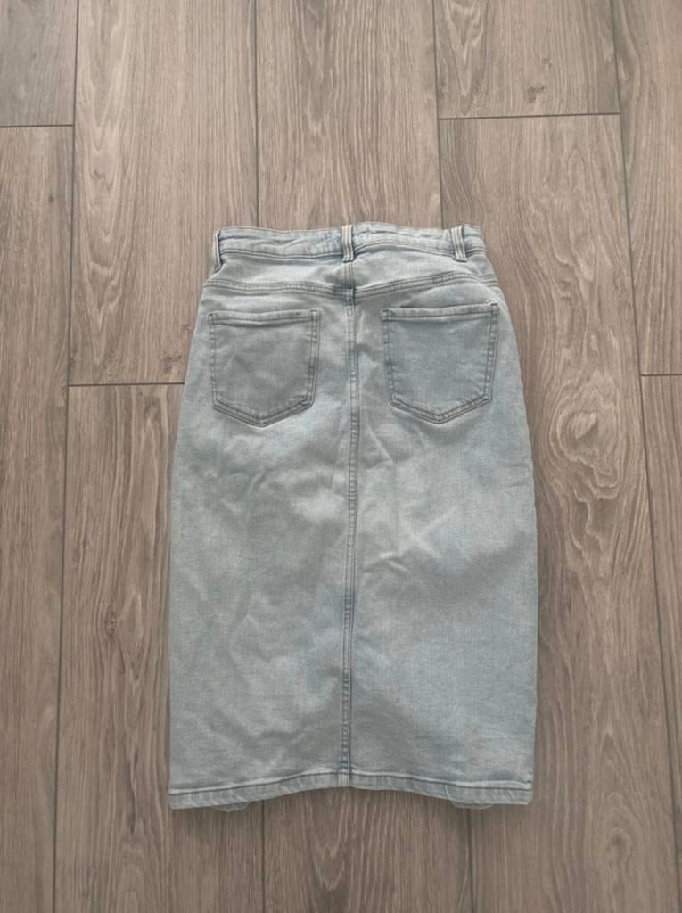 Lichtblauwe spijkerrok, Kleding | Dames, Rokken, Ophalen of Verzenden, Gedragen, Blauw, Onder de knie