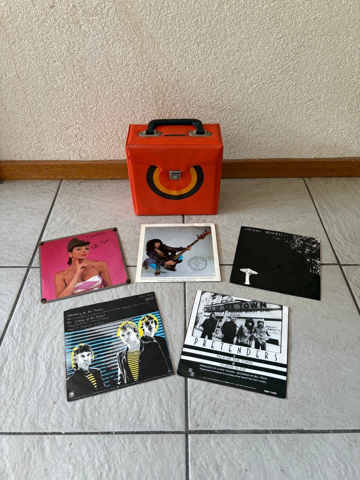 Te koop €29 en ophalen: 21x singeltje met oranje koffertje, Ophalen, Gebruikt, Pop