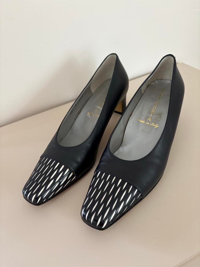Elegante donkerblauwe pumps met unieke blauw/witte neus, Kleding | Dames, Schoenen, Ophalen of Verzenden, Zo goed als nieuw, Zwart