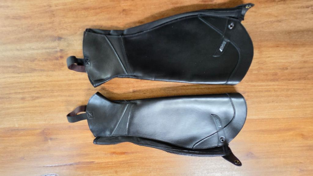Ego 7 Mini Chaps maat Lyra maat XL met elastiek, zwart  leer, Dieren en Toebehoren, Ophalen of Verzenden, Nieuw, Kinderen, Schoeisel