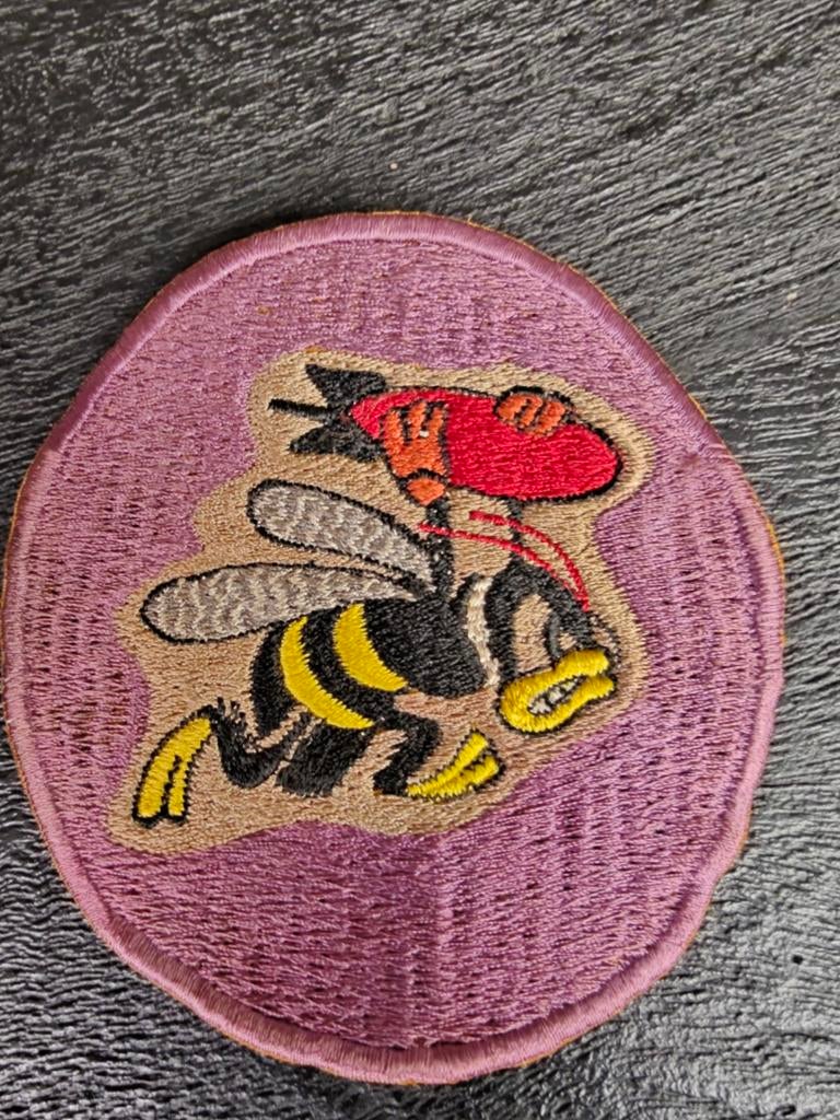 21st Bomber Squadron 1942 Angry Bee Patch remake jaren 80..v, Ophalen of Verzenden, Luchtmacht, Nederland, Embleem of Badge
