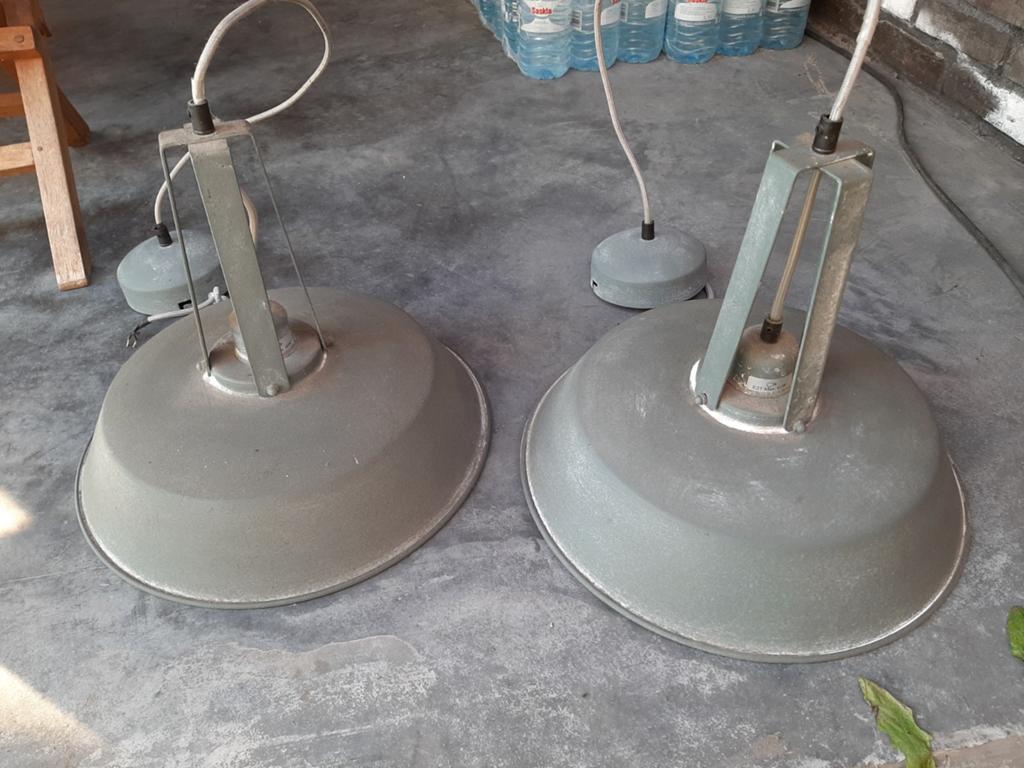 2 grijze metalen hanglampen, Ophalen of Verzenden, Gebruikt