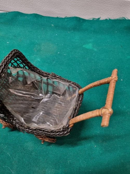 Bloempot mandje in de vorm van kinderwagen riet, Ophalen of Verzenden, 'T Olde Gre-j, Info@toldegrej.nl, Endepoelstraat 20f Didam