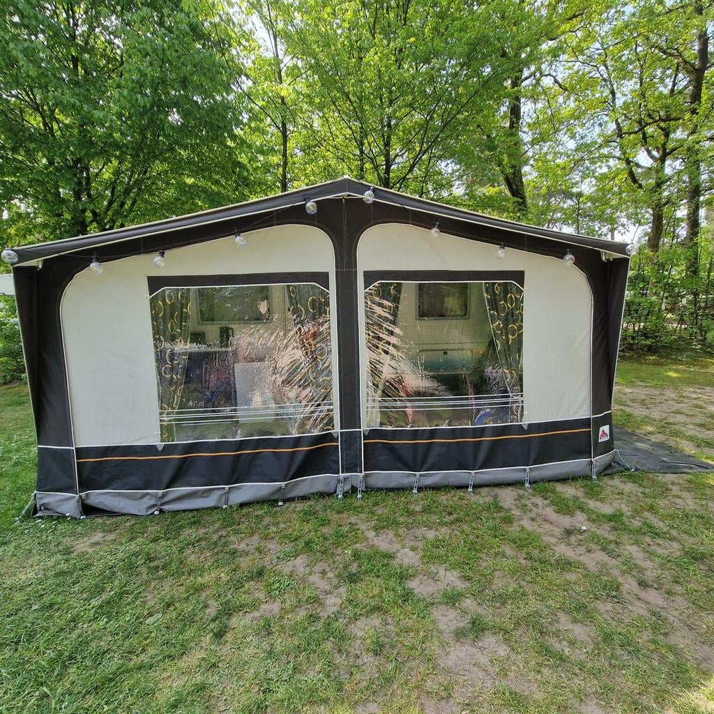 Eifelland Holiday 460 –Zeer netjes + voortent/luifel & BOVAG, Rondzit, 6 tot 7 meter, Luifel, Tot en met 5