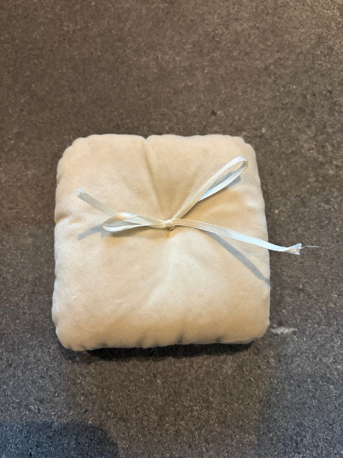 Ringkussen velvet beige - Perfect voor bruiloften, Kleding | Dames, Trouwkleding en Trouwaccessoires, Ophalen of Verzenden, Nieuw