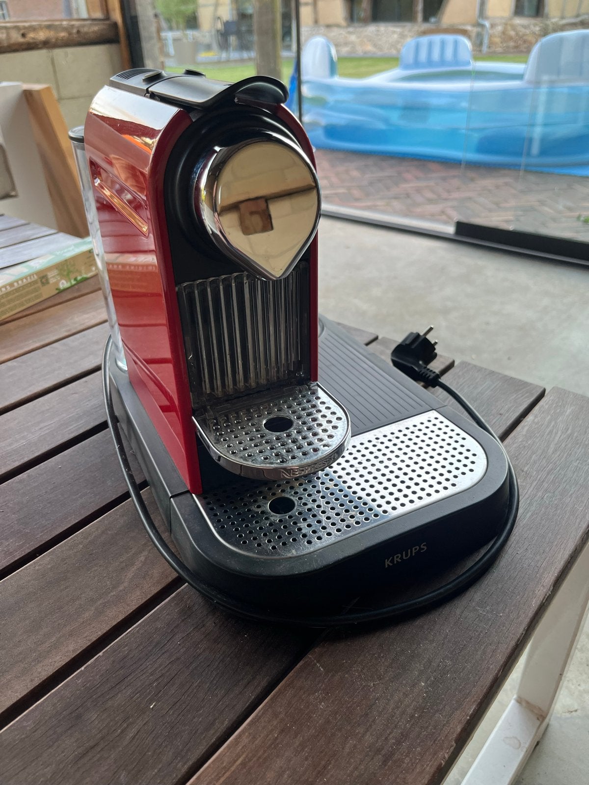 Nespresso Krups koffiemachine met melkopschuimer rood, Witgoed en Apparatuur, Koffiezetapparaten, Koffiepads en cups, Espresso apparaat