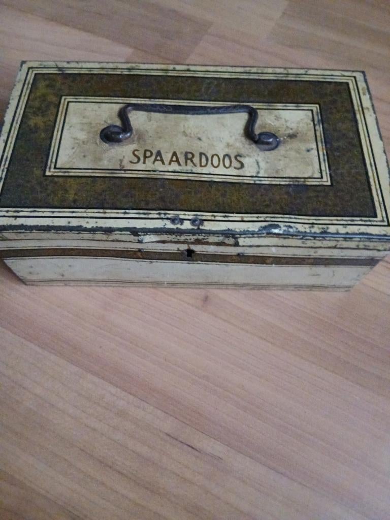 Oude spaardoos en oud cigarettenblikje., Ophalen of Verzenden, Gebruikt, Overige