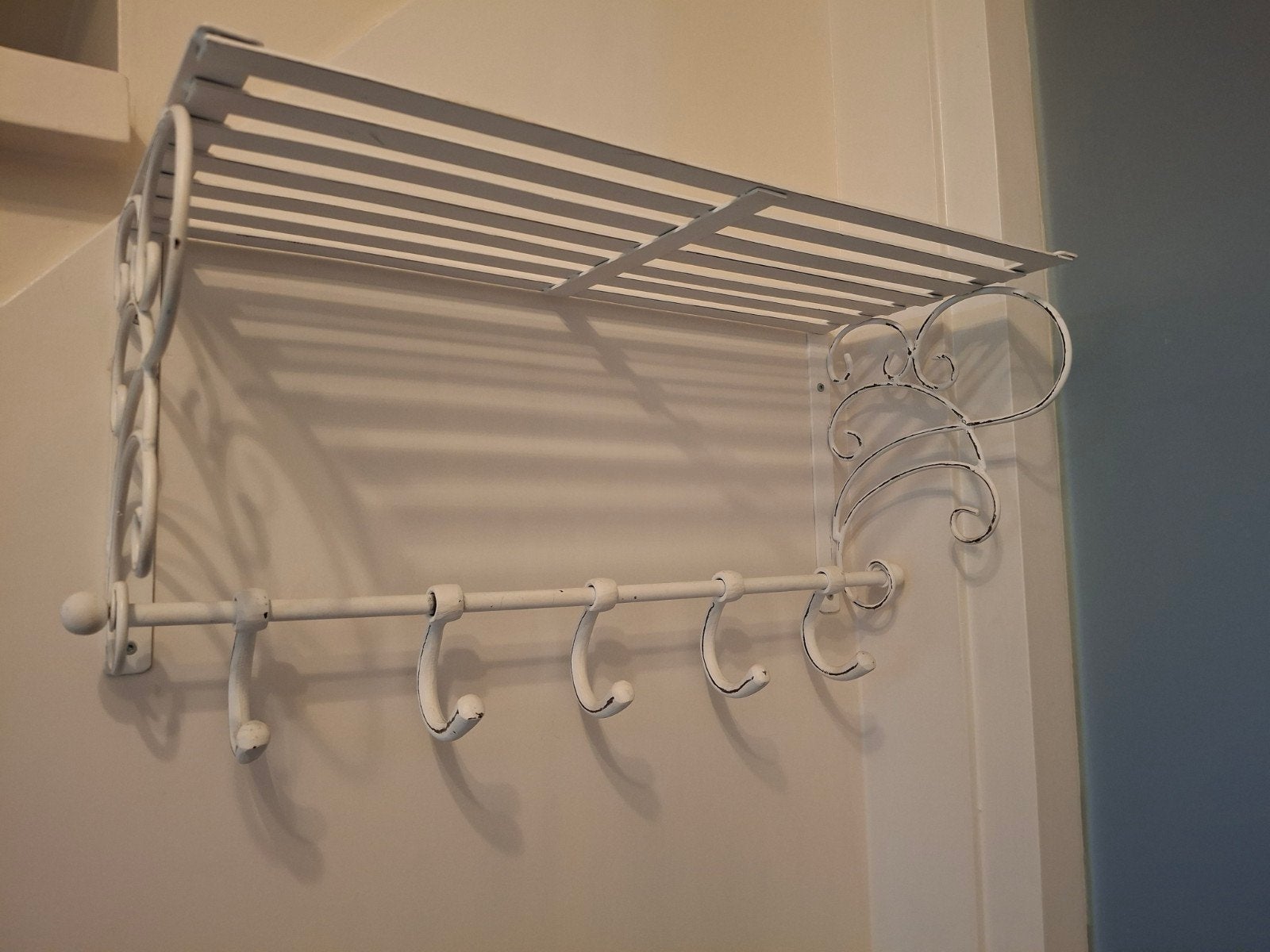 Witte metalen wandkapstok met hoedenplank en 5 haken, Gebruikt, Minder dan 100 cm, Metaal, Ophalen