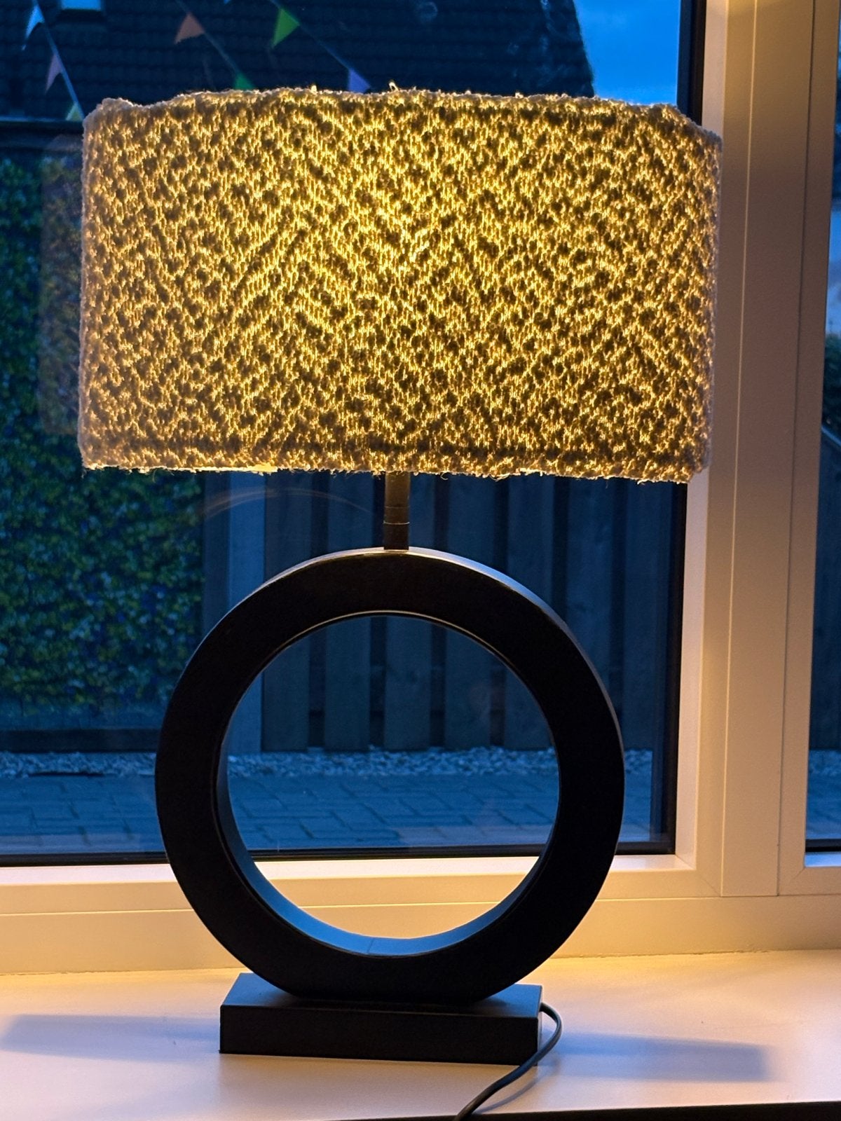Moderne tafellamp met unieke gebreide kap, Ophalen of Verzenden, Zwart, Modern, Sfeerlamp
