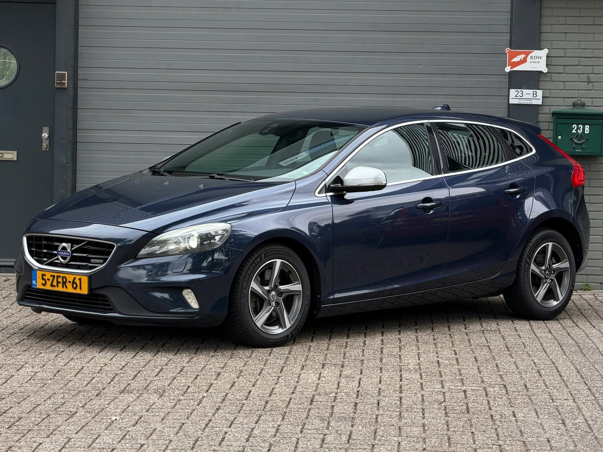 Volvo V40 2.0 D4 R-Design Business, Auto's, Volvo, Voorwielaandrijving, Gebruikt, Blauw, Bedrijf