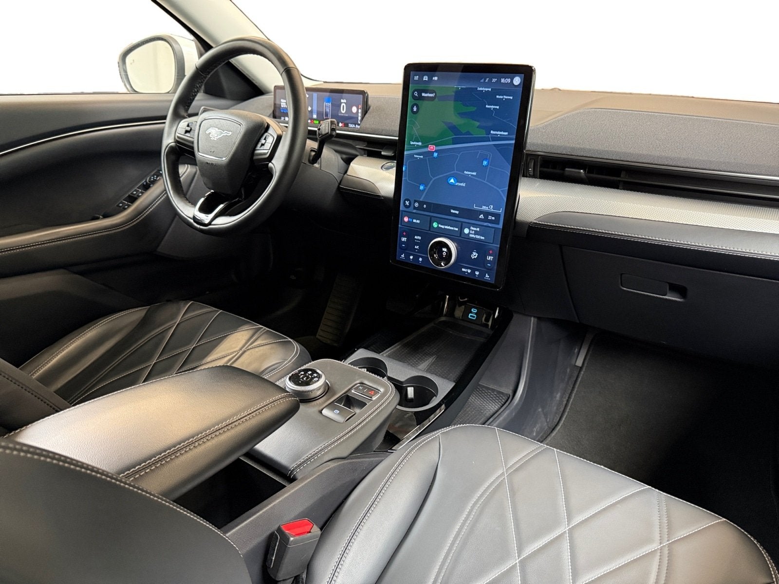 Ford Mustang Mach-E RWD 75 kWh I SOH 93,9% I Leder I Trekhaa, Auto's, Automatische klimaatregeling, Gebruikt, 750 kg, Wit