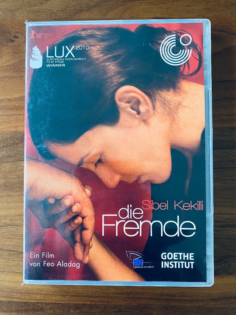 DVD: Die Fremde (Goethe Institute), Breedbeeld, Duits, Ophalen of Verzenden, Zo goed als nieuw